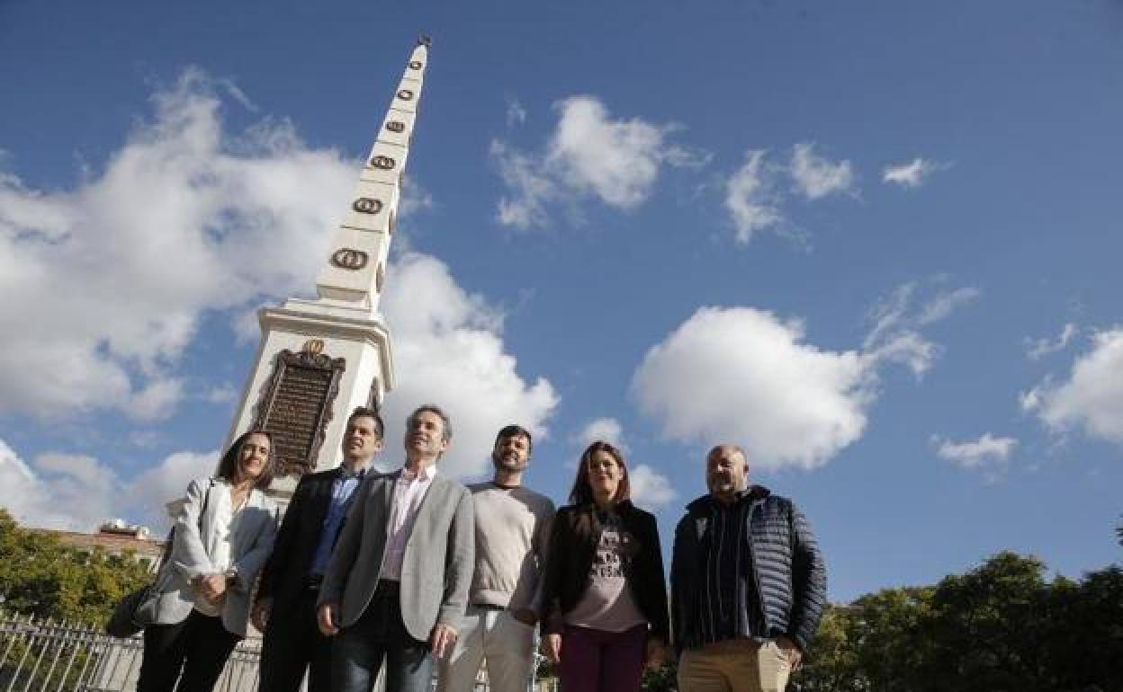 Guillermo Díaz, este viernes, con integrantes de su candidatura y otros cargos del partido. 