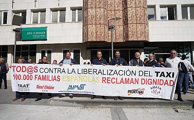 Taxistas concentrados esta mañana a las puertas de la Delegación de Fomento de la Junta. 