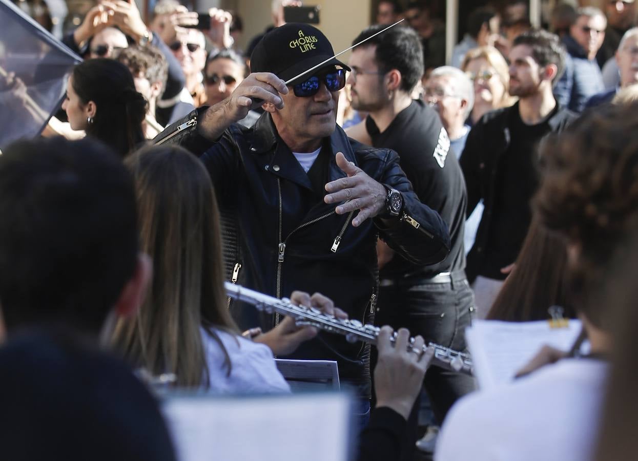 Música y fiesta por las calles del centro para anunciar el estreno de 'A Chorus Line'