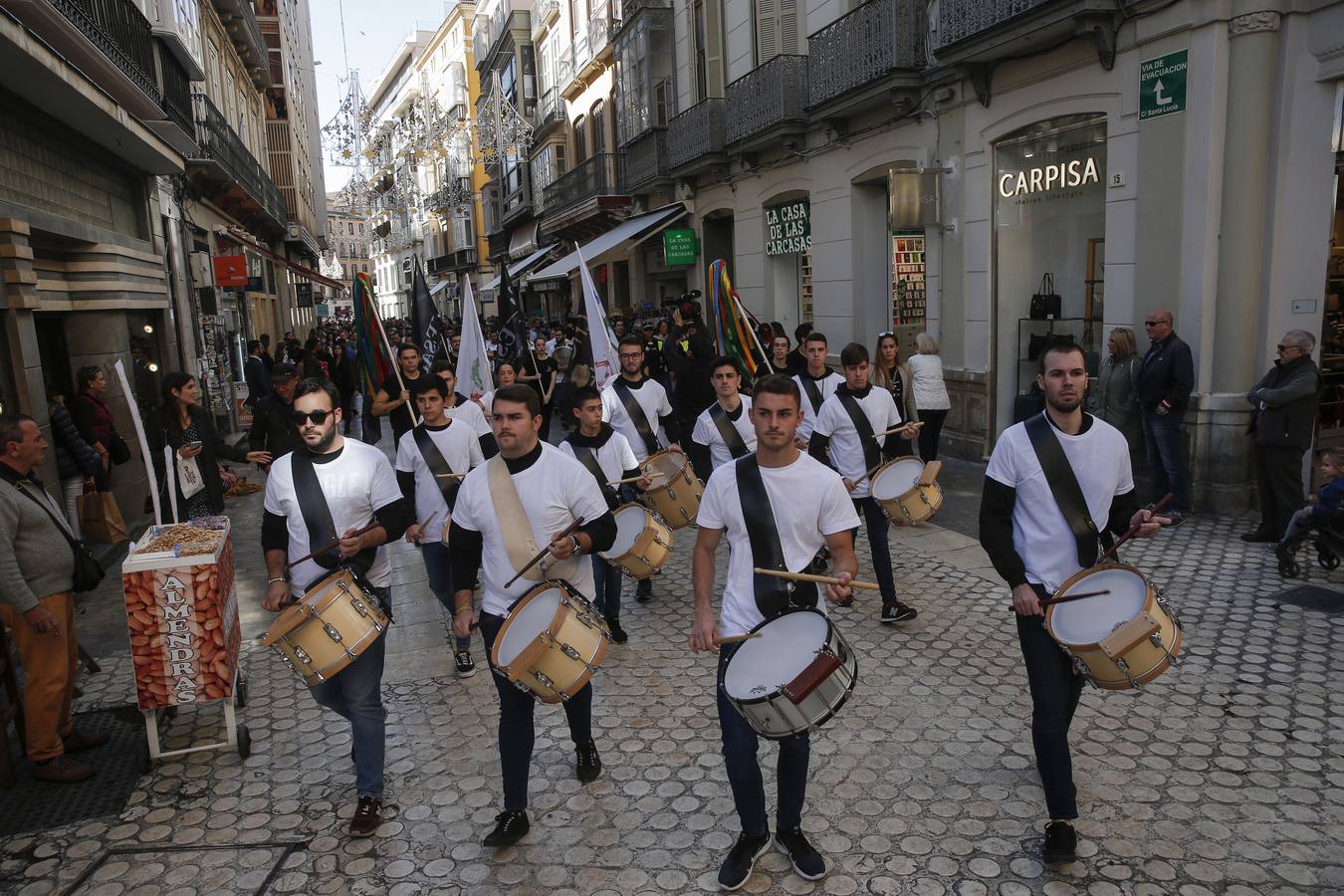 Música y fiesta por las calles del centro para anunciar el estreno de 'A Chorus Line'