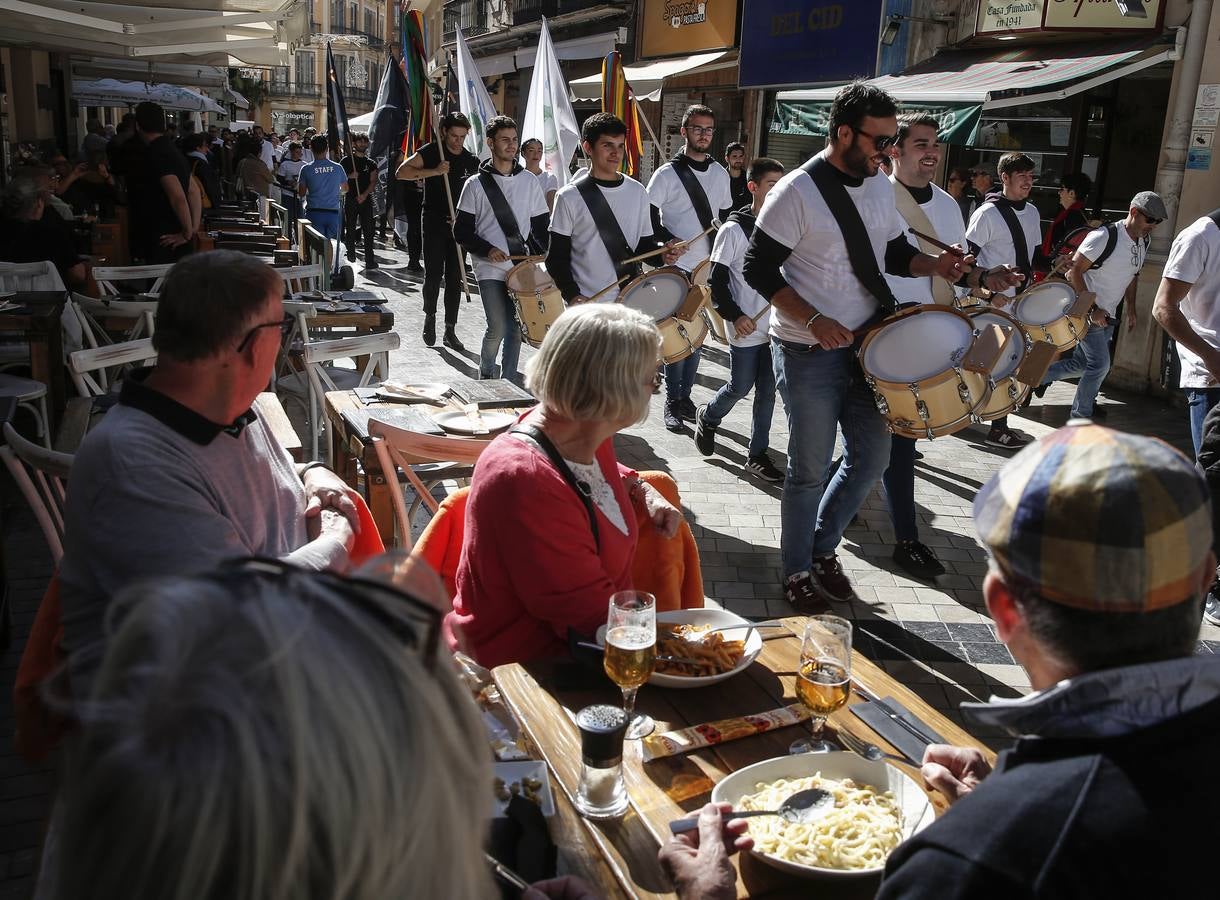 Música y fiesta por las calles del centro para anunciar el estreno de 'A Chorus Line'