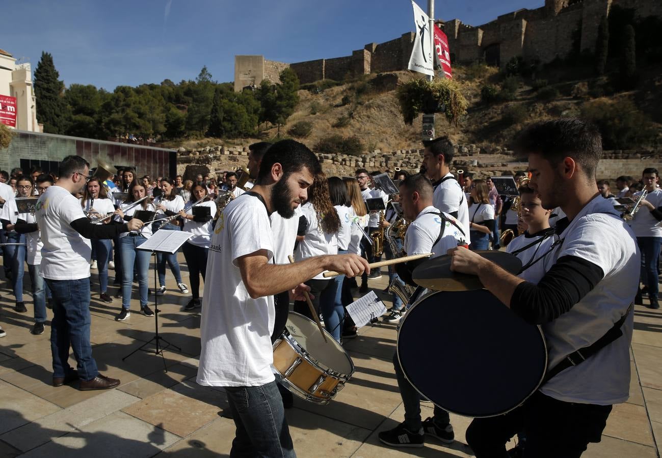 Música y fiesta por las calles del centro para anunciar el estreno de 'A Chorus Line'