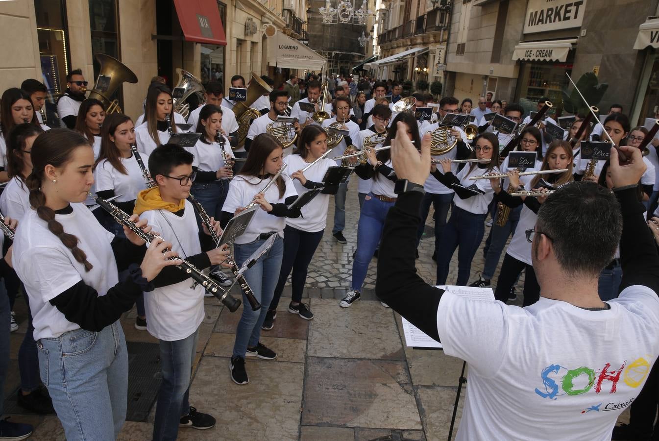 Música y fiesta por las calles del centro para anunciar el estreno de 'A Chorus Line'