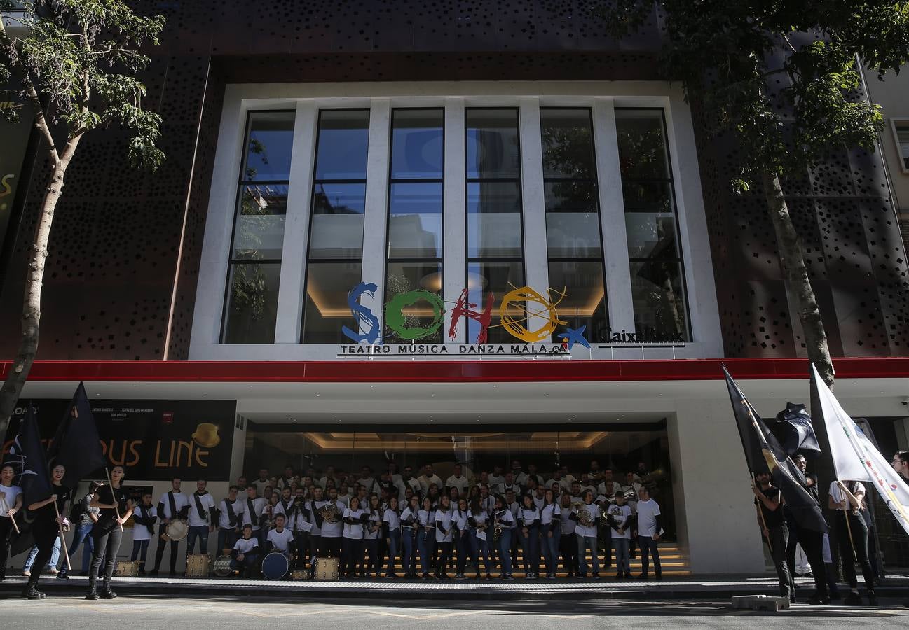 Música y fiesta por las calles del centro para anunciar el estreno de 'A Chorus Line'