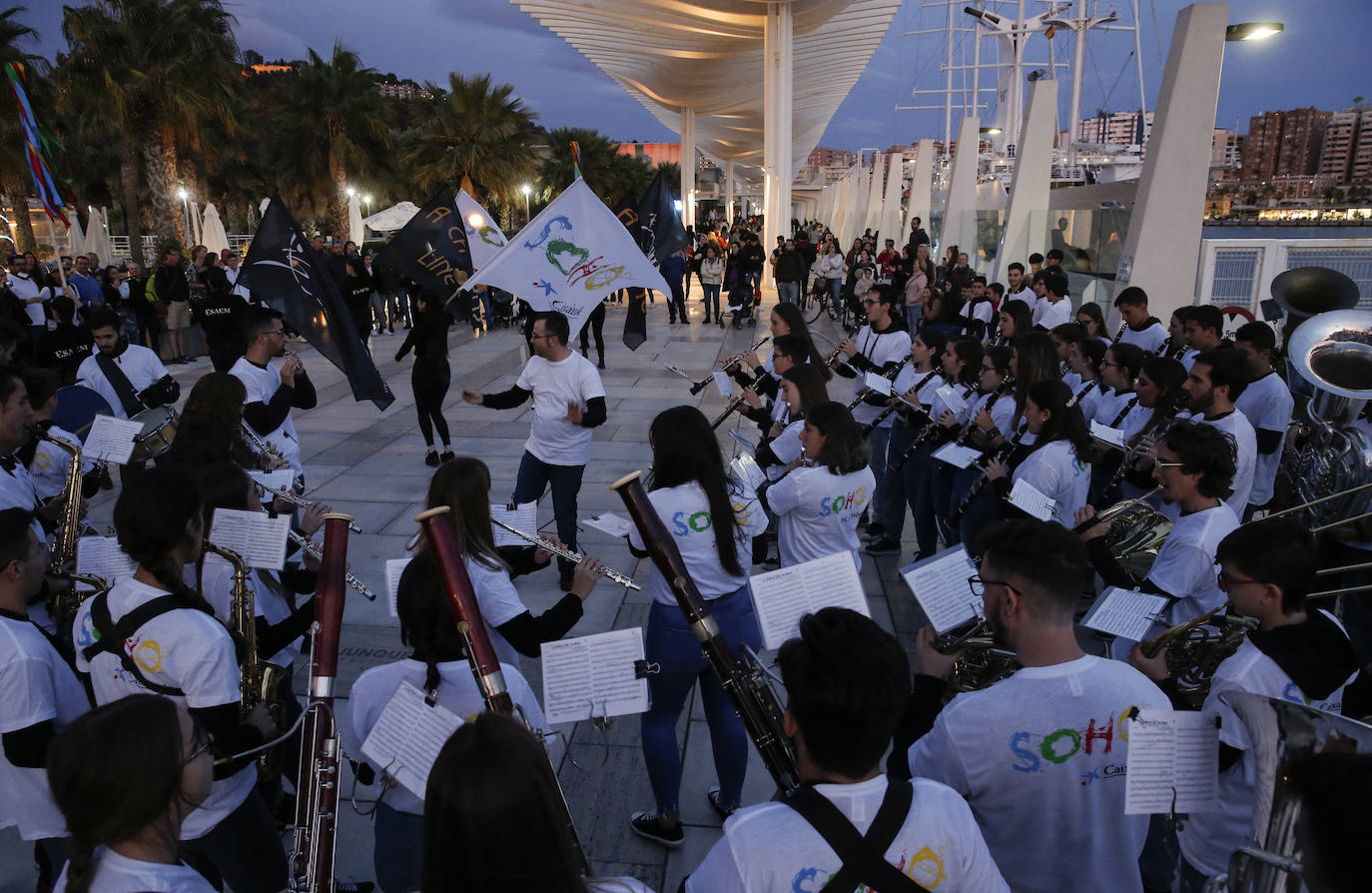 Música y fiesta por las calles del centro para anunciar el estreno de 'A Chorus Line'