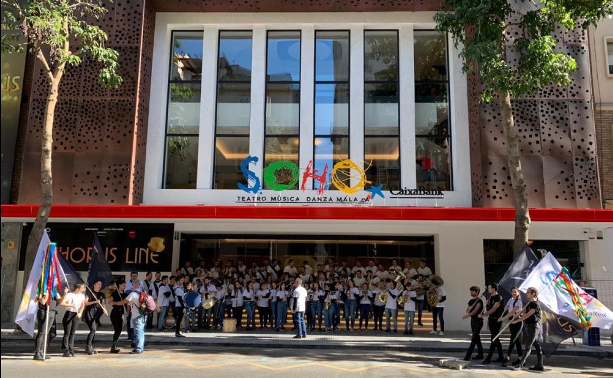 Música y fiesta por las calles del centro para anunciar el estreno de 'A Chorus Line'