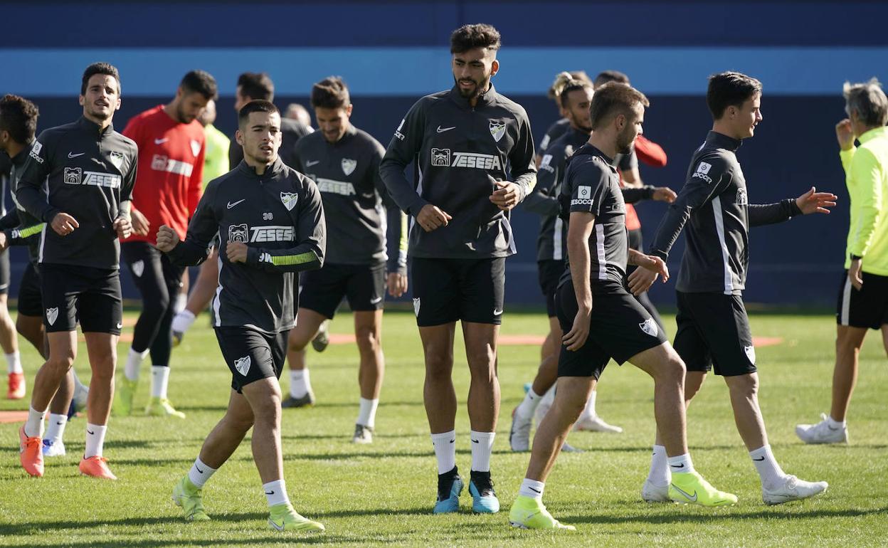 La plantilla malaguista, en el entrenamiento del viernes en La Rosaleda. 