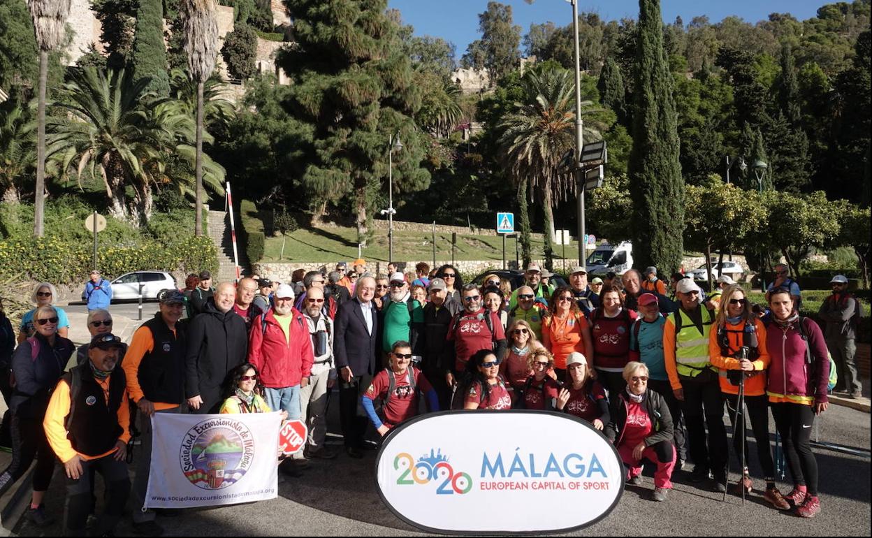 Imagen de los participantes en la Travesía, con parada en el Ayuntamiento 