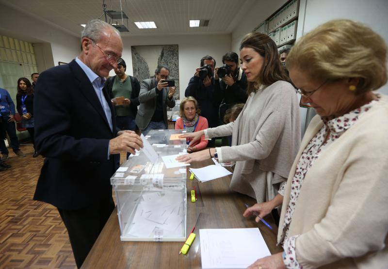 Repaso en imágenes de la jornada electoral del 10N. Francisco de la Torre deposita su voto.