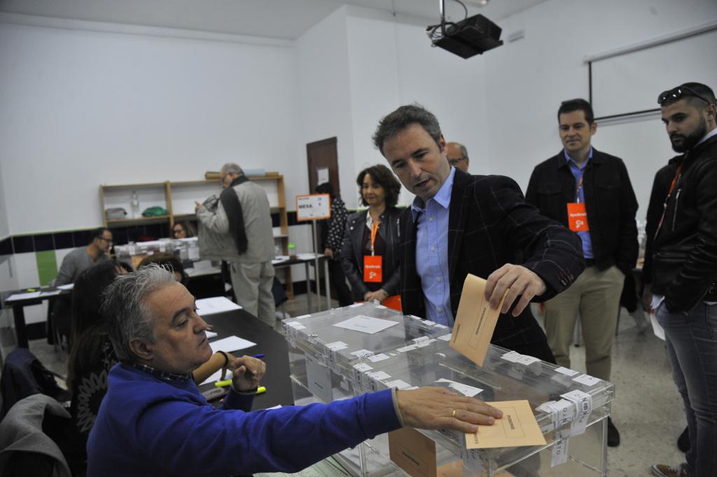 Repaso en imágenes de la jornada electoral del 10N. Guillermo Díaz (Cs), votando.