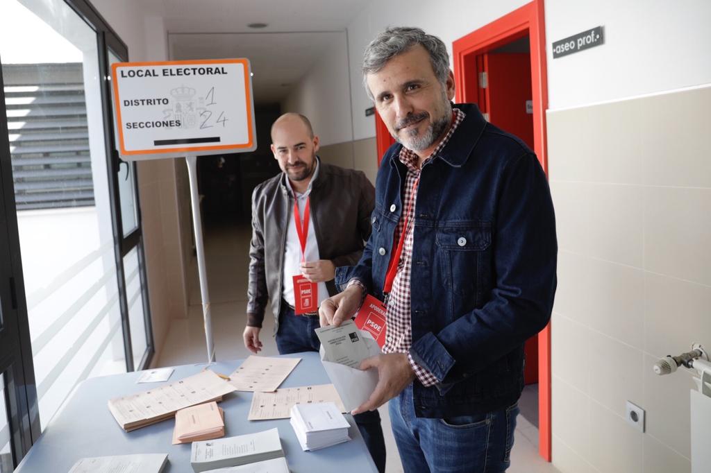 Repaso en imágenes de la jornada electoral del 10N. Nacho López (PSOE), en la imagen