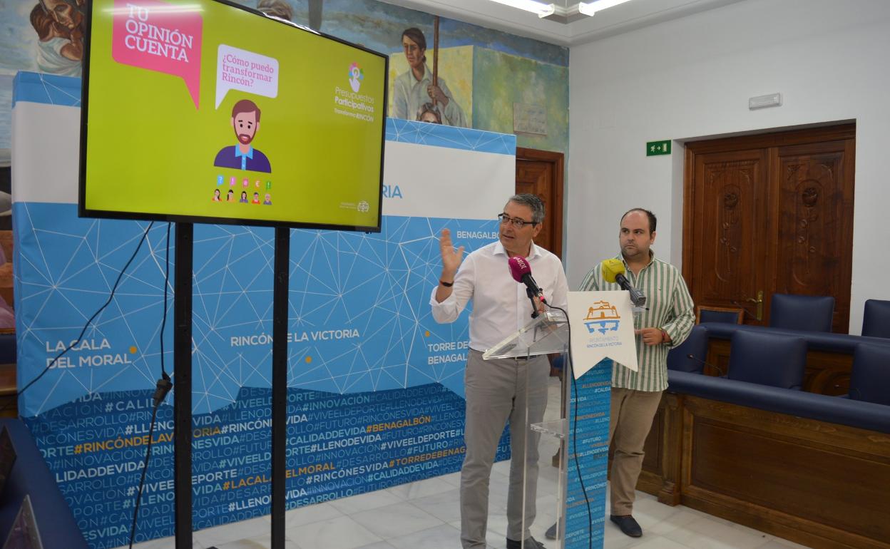 Francisco Salado y Borja Ortiz, en la presentación de los presupuestos participativos. 