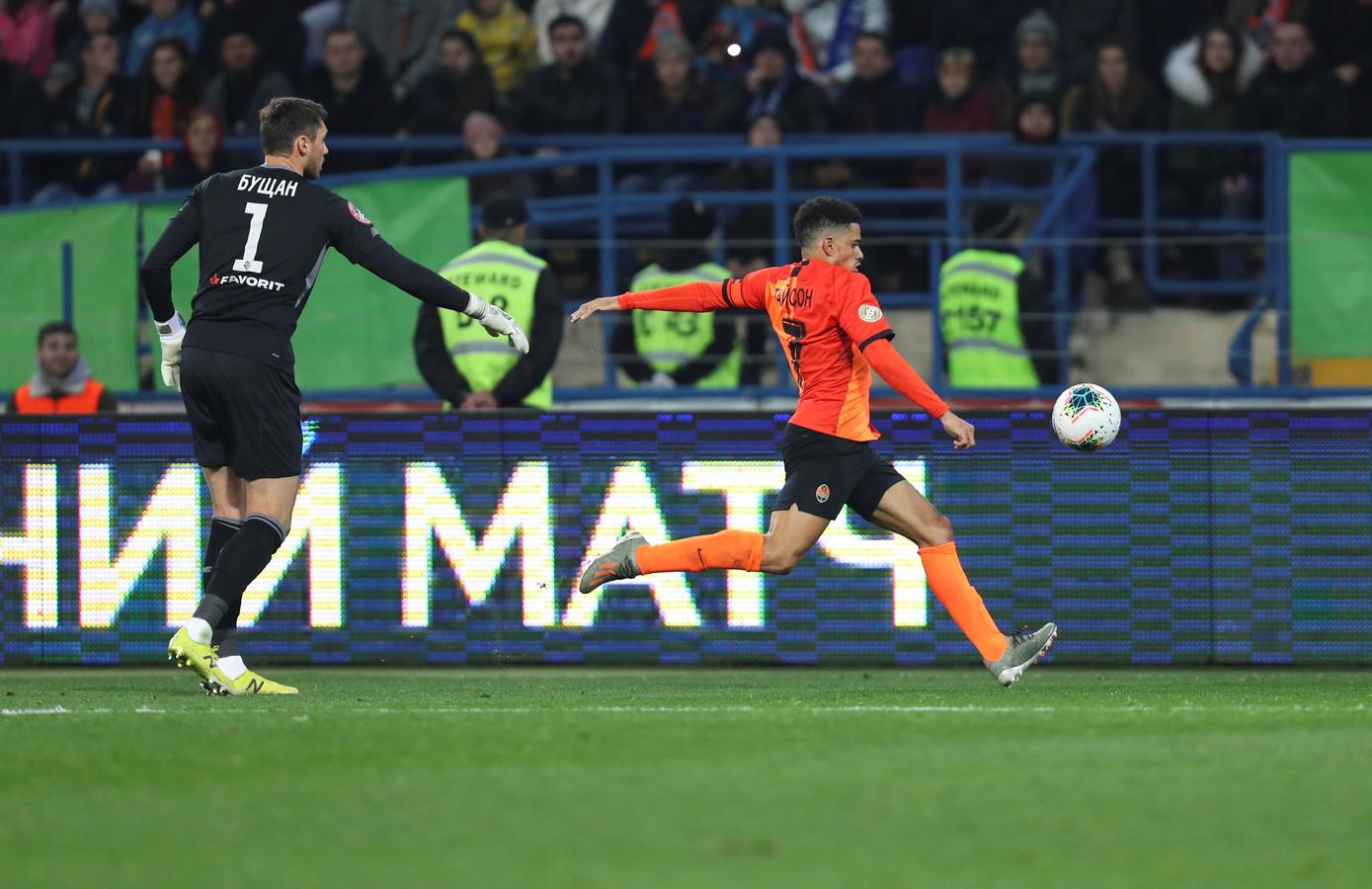 Fotos: Taison reaccionó contra los gritos y fue expulsado