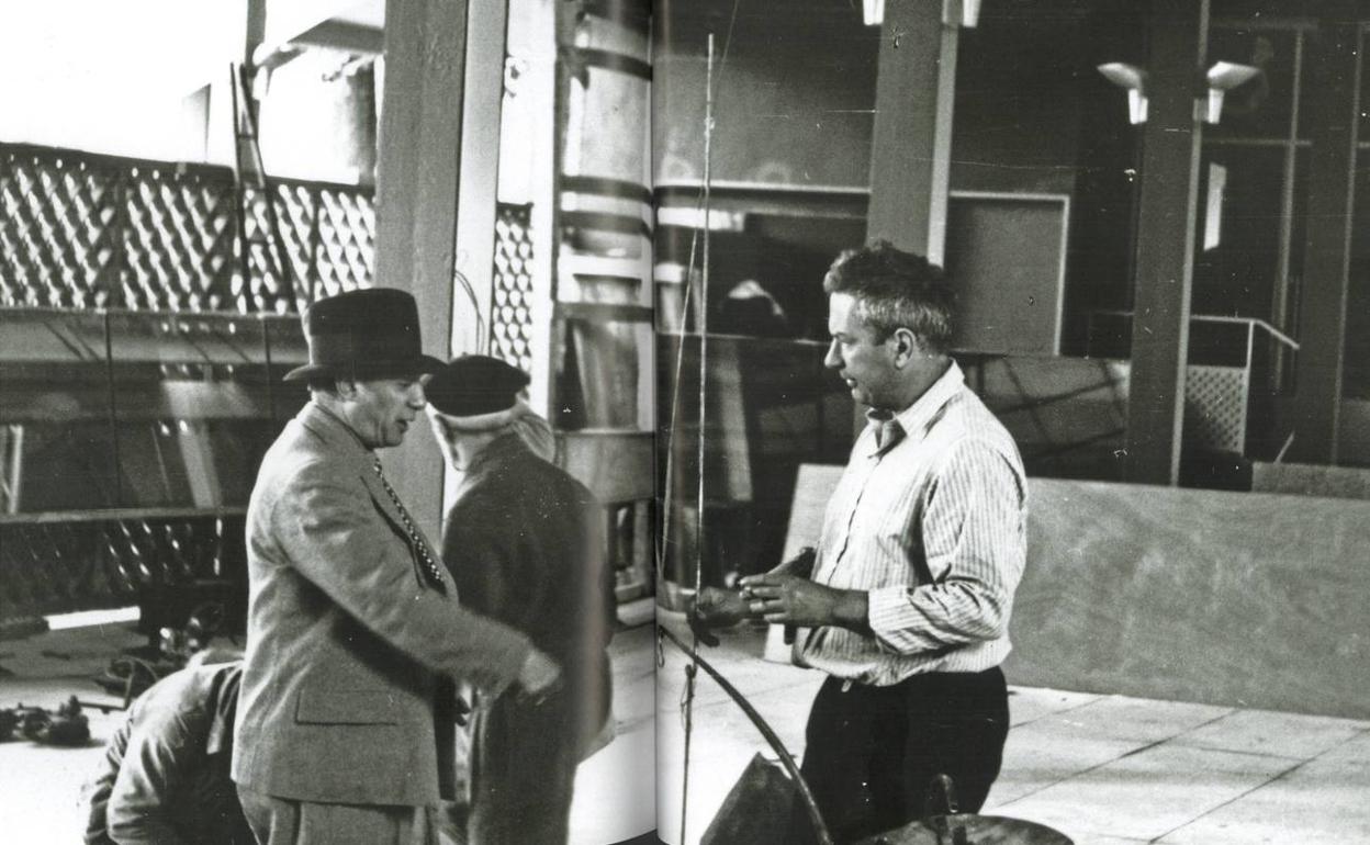 Alexander Calder y Pablo Ruiz Picasso con 'Mercury Fountain' en el patio del Pabellón español de la Exposición Internacional de París. 