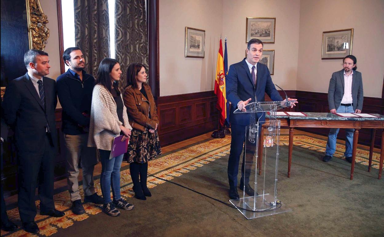 Iván Redondo, Alberto Garzón, Irene Montero y Adriana Lastra siguen la intervención de Pedro Sánchez, en presencia de Iglesias.