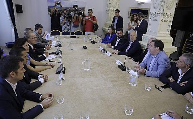 Imagen de la primera reunión de las instituciones en busca de la salvación del Málaga. 