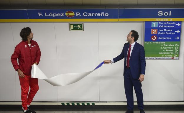 Feliciano López desvela junto a Ignacio Aguado la nueva imagen de las paradas de metro