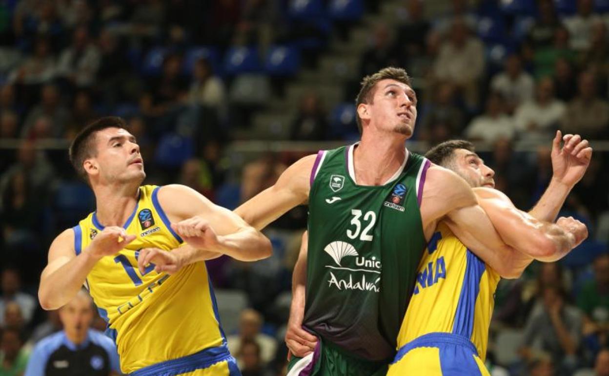 Guerrero forcejea con Czerlonko y Hrycaniuk en el partido de ayer. 