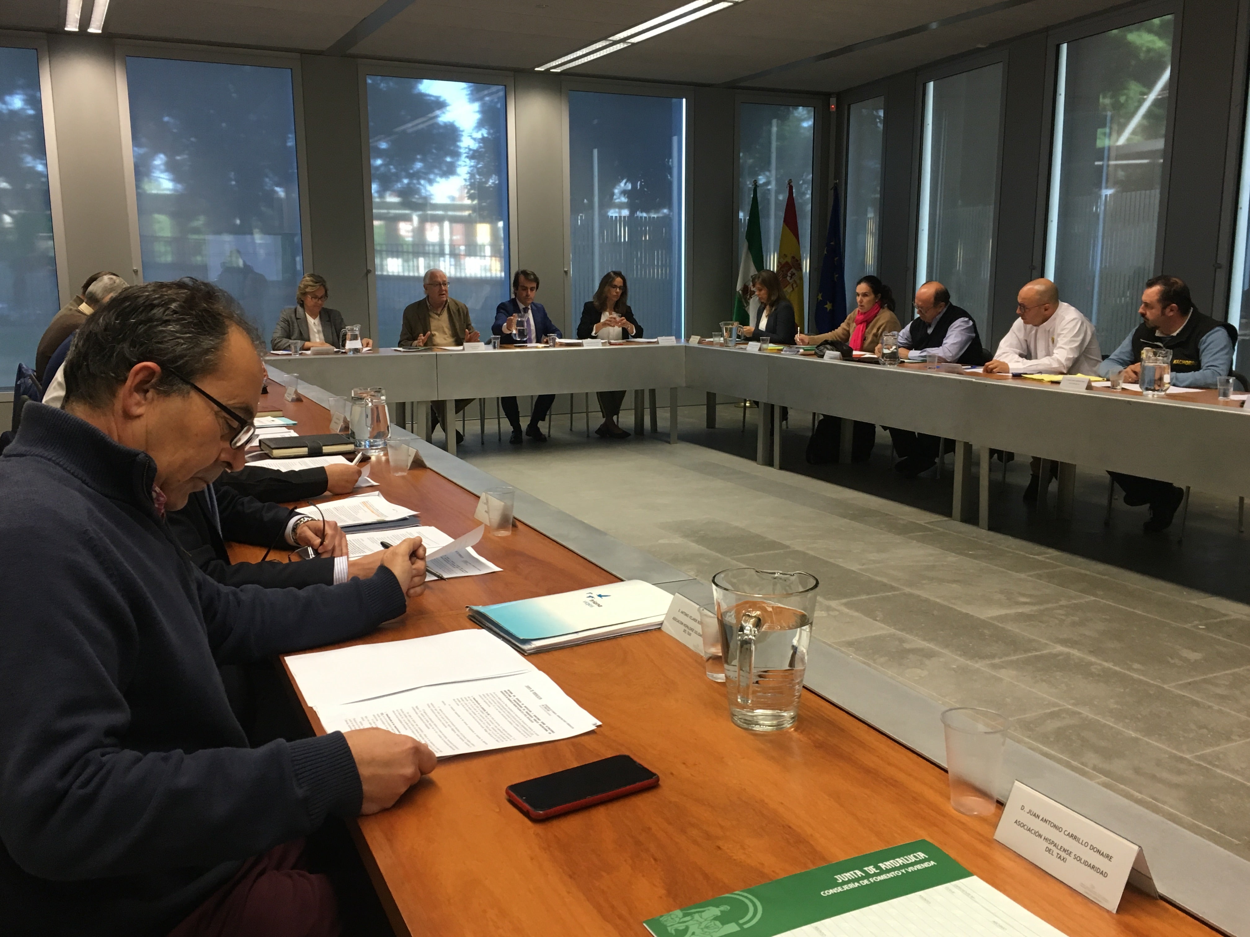 La Junta plantea prohibir a Uber y Cabify estacionar cerca de zonas de gran afluencia