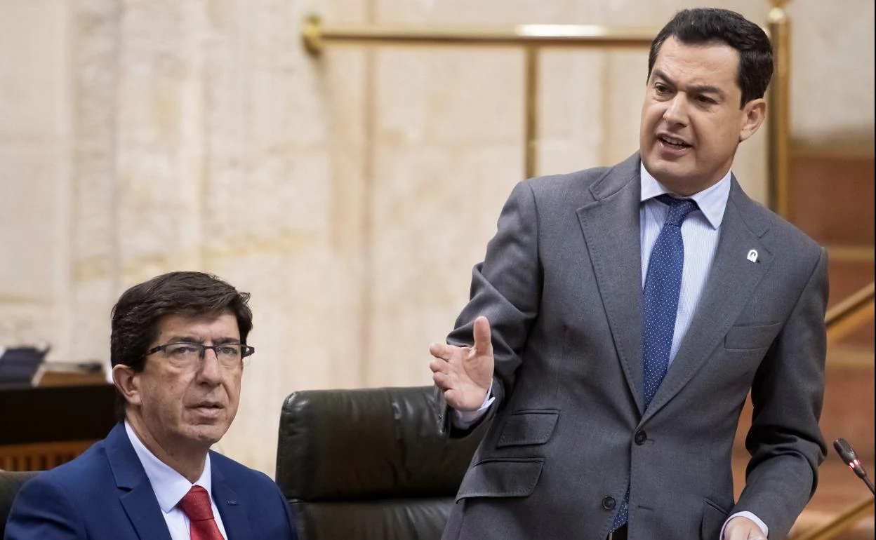 Juan Marín junto a Juanma Moreno en el debate de control al presidente. :: raúl caro. efe