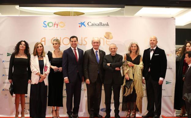 Imagen principal - El presidente de la Junta y el alcalde, junto a consejeros y Lluís Pasqual. Pedro Almodóvar, de los más aclamados, se hace un 'selfie' con el público. Las hermanas Nicole y Bárbara Kimpel. 