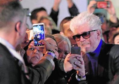 Imagen secundaria 1 - El presidente de la Junta y el alcalde, junto a consejeros y Lluís Pasqual. Pedro Almodóvar, de los más aclamados, se hace un 'selfie' con el público. Las hermanas Nicole y Bárbara Kimpel. 