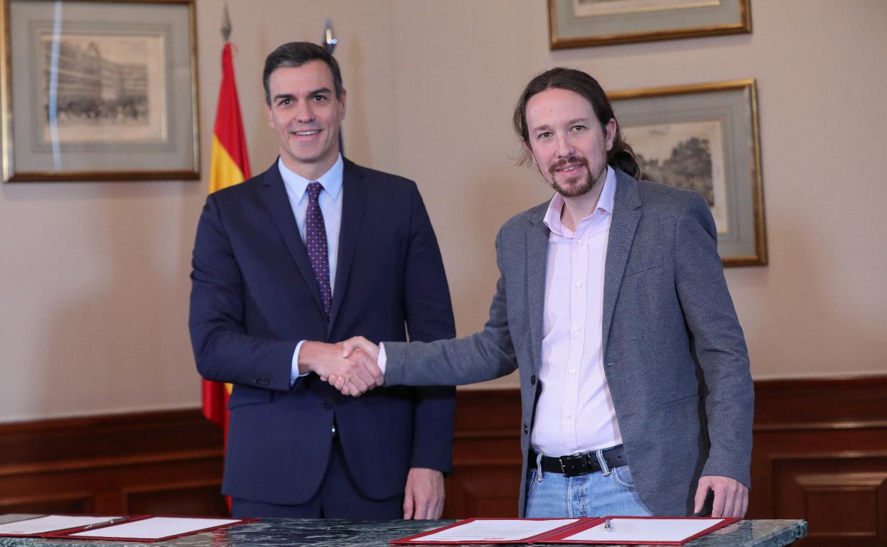 Pedro Sánchez y Pablo Iglesias, tras la firma del preacuerdo. 