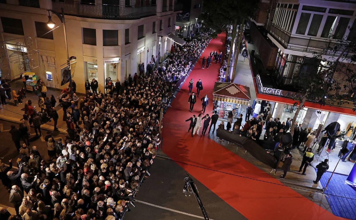 Vista de la larga alfombra roja que unía el teatro con el hotel Valeria. 