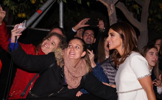 Paula Echevarría se hace fotos con sus fans. 