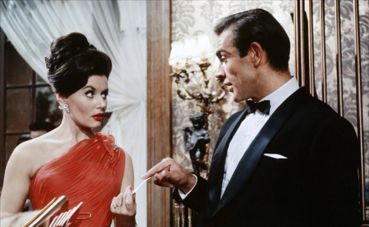 Eunice Gayson, primera 'chica Bond', junto a Sean Connery en una escena de 'Agente 007 contra el Doctor No' 
