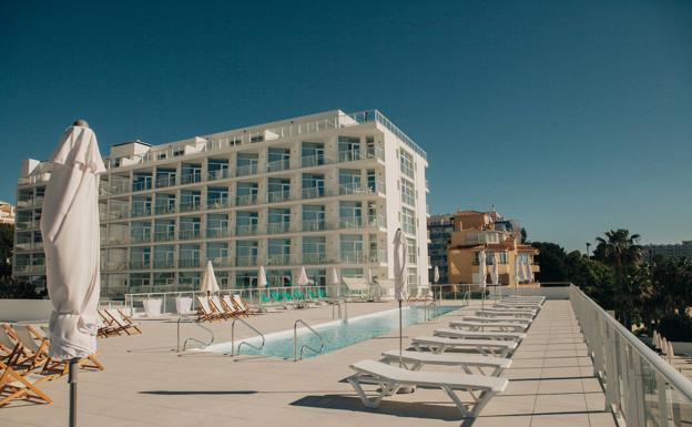 Vista de la zona de piscinas y de la nueva fachada del Alay. 