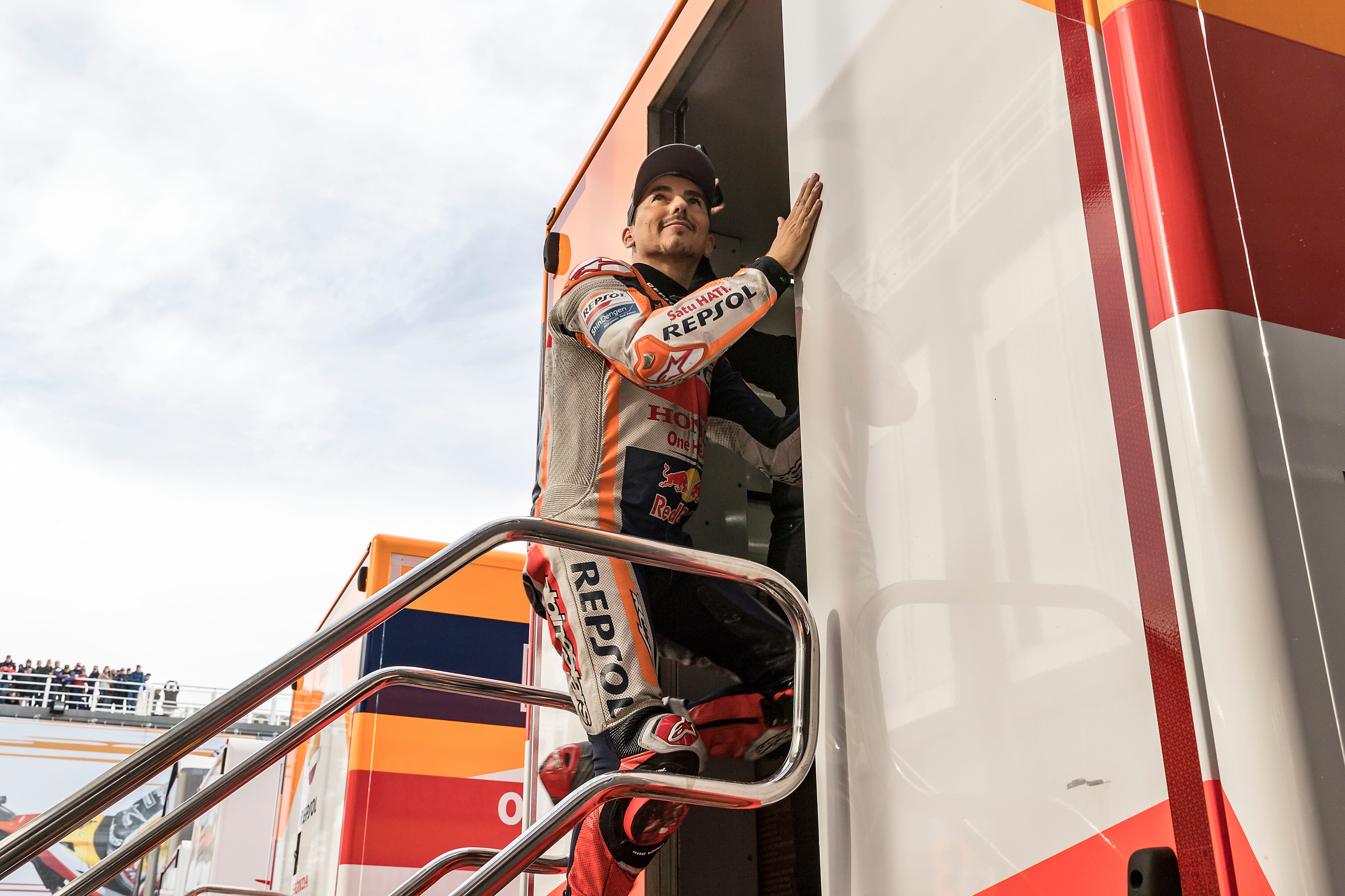 Jorge Lorenzo celebrando con el equipo Repsol Honda la Triple Corona en Moto GP