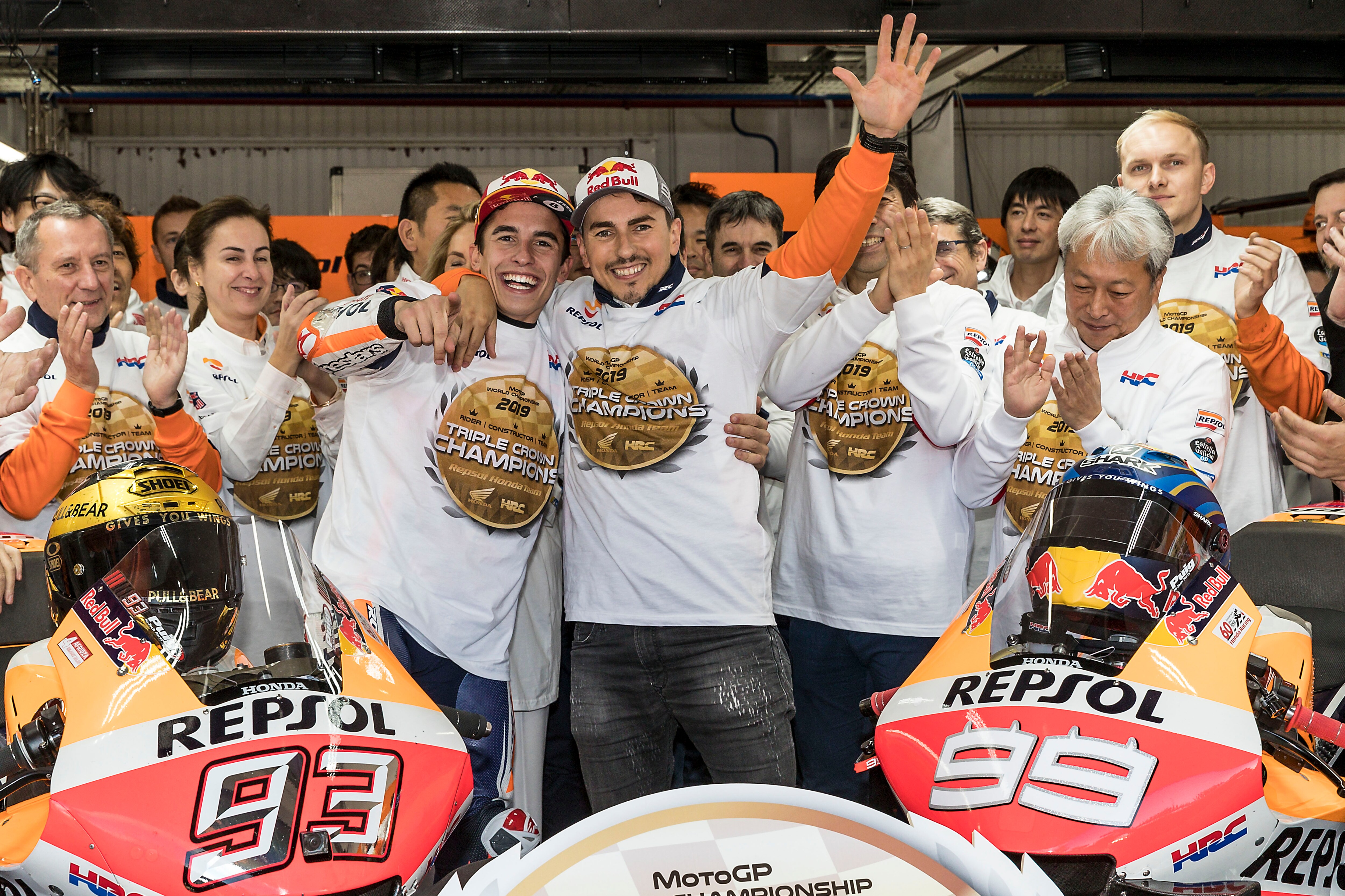Jorge Lorenzo celebrando con el equipo Repsol Honda la Triple Corona en Moto GP