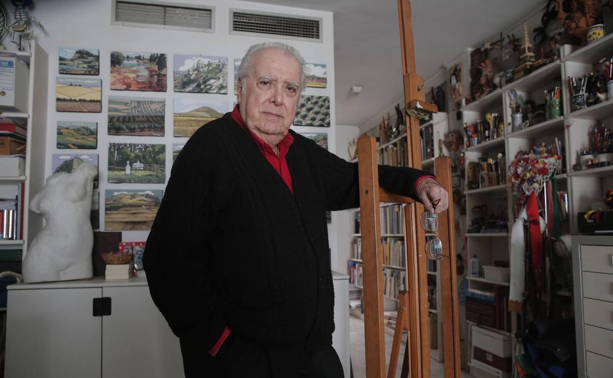 Eugenio Chicano, en su estudio en la calle Victoria de la capital. 