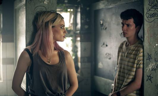 Emma Mackey y Asa Butterfield, en 'Sex Education'. 