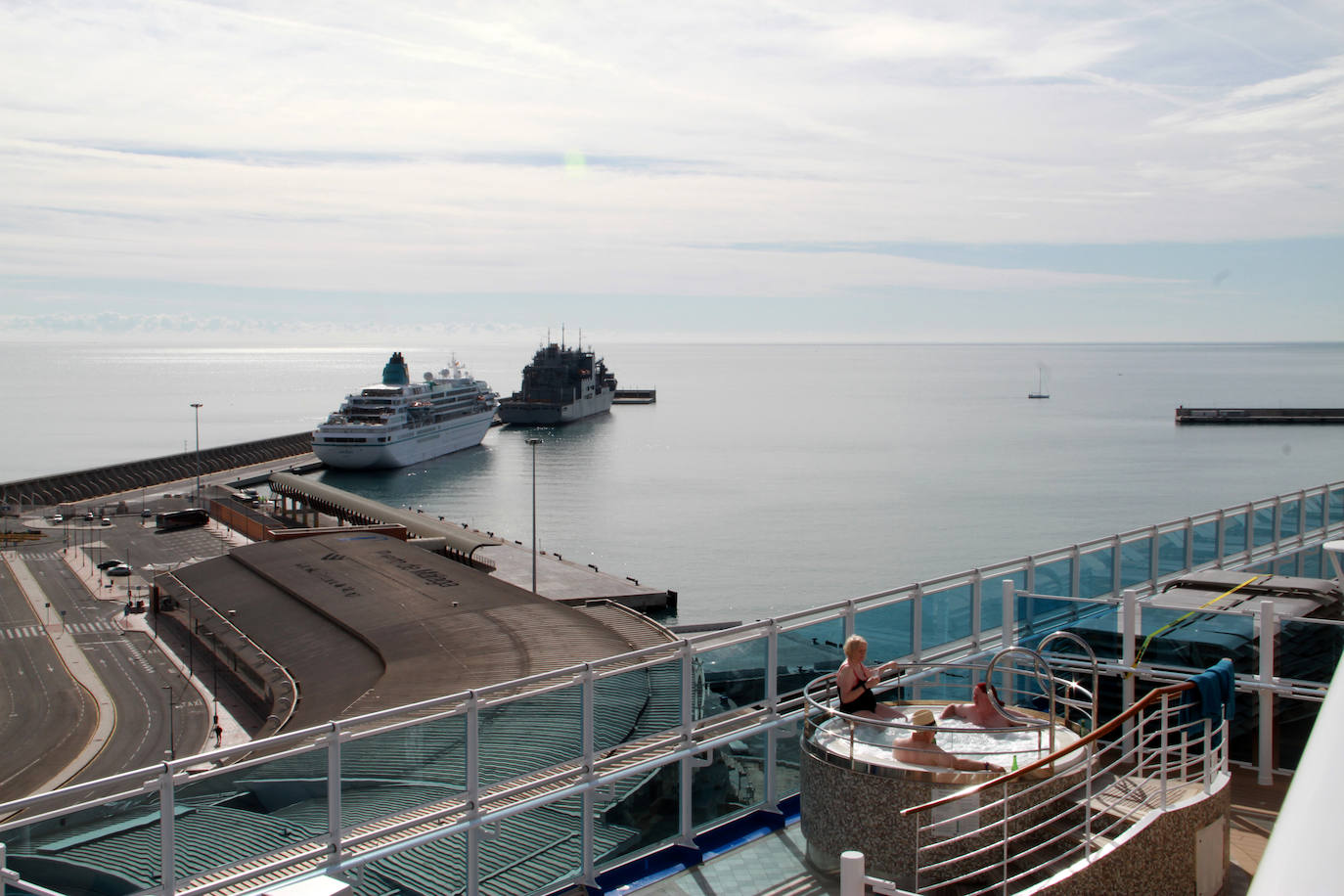El nuevo barco de la compañía de cruceros de lujo Princess ha atracado en la capital malagueña apenas un mes después de su inauguración 