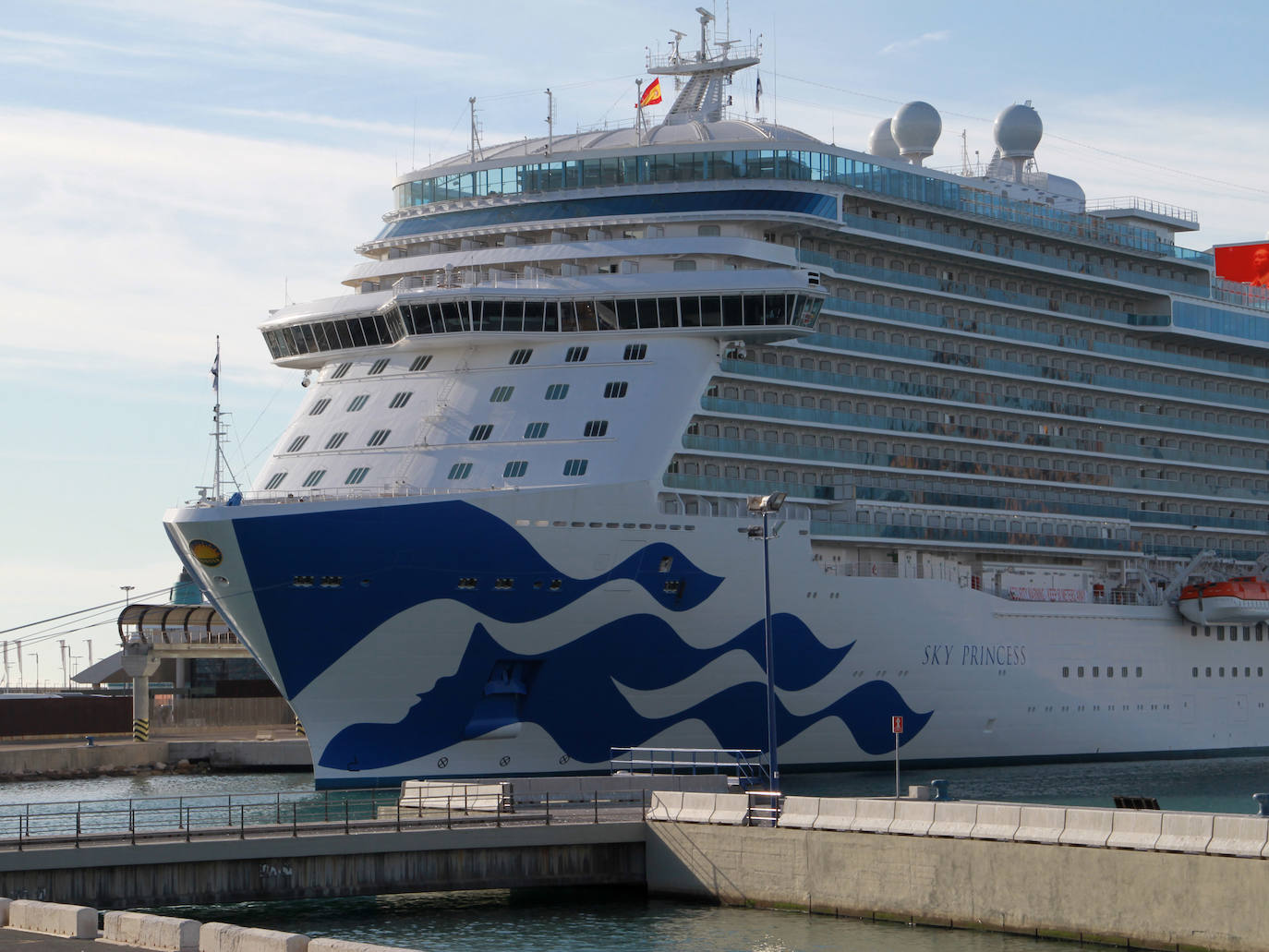 El nuevo barco de la compañía de cruceros de lujo Princess ha atracado en la capital malagueña apenas un mes después de su inauguración 