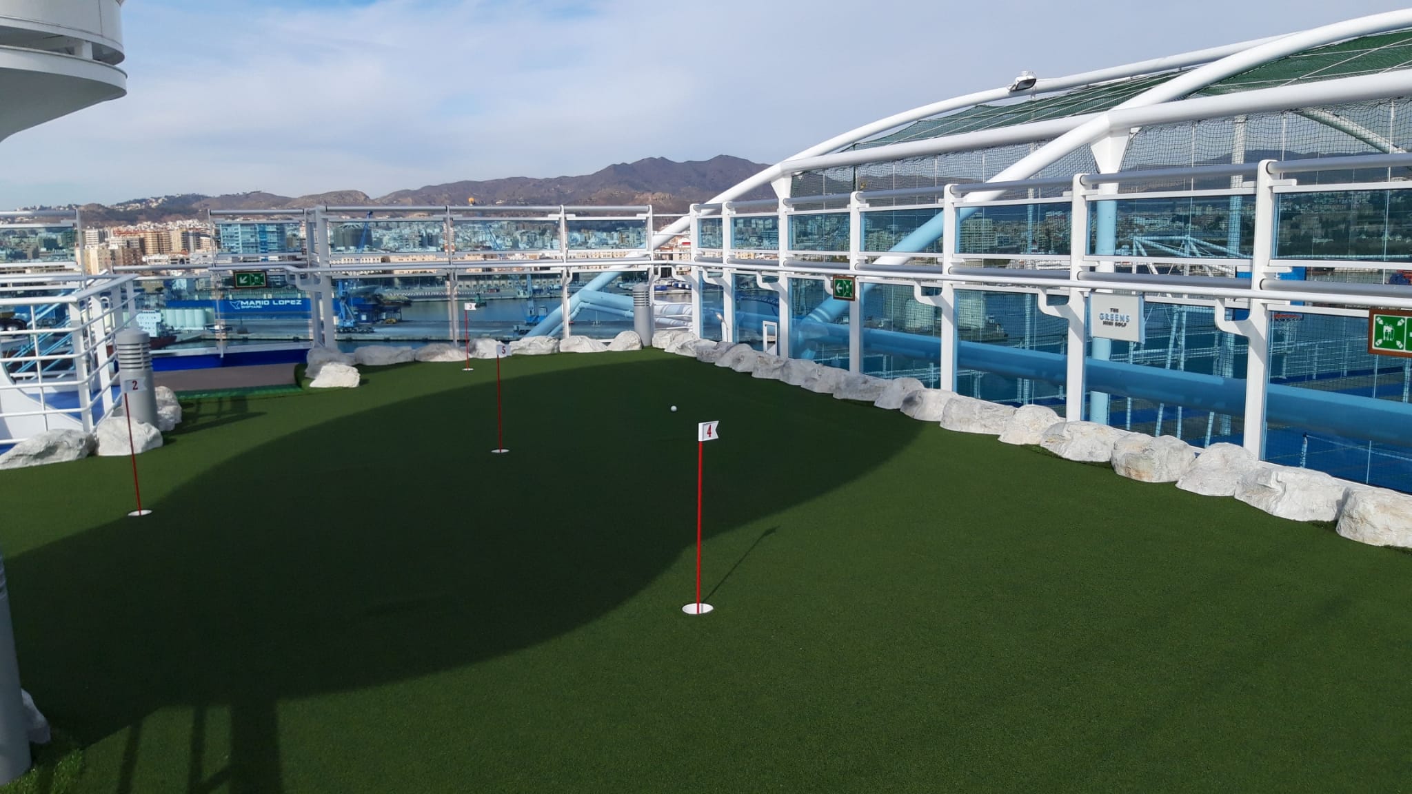 El nuevo barco de la compañía de cruceros de lujo Princess ha atracado en la capital malagueña apenas un mes después de su inauguración 