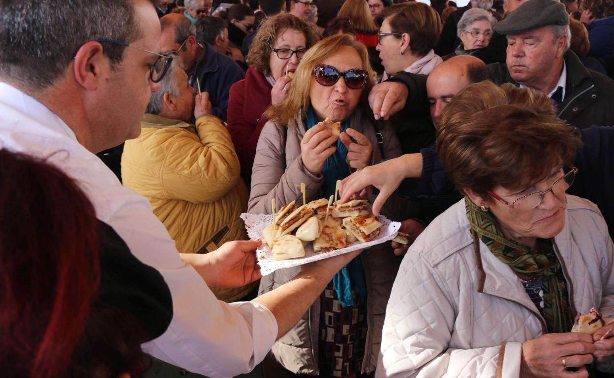 Amigos del cerdo arrancó con un 'showcooking' y degustaciones gratuitas 