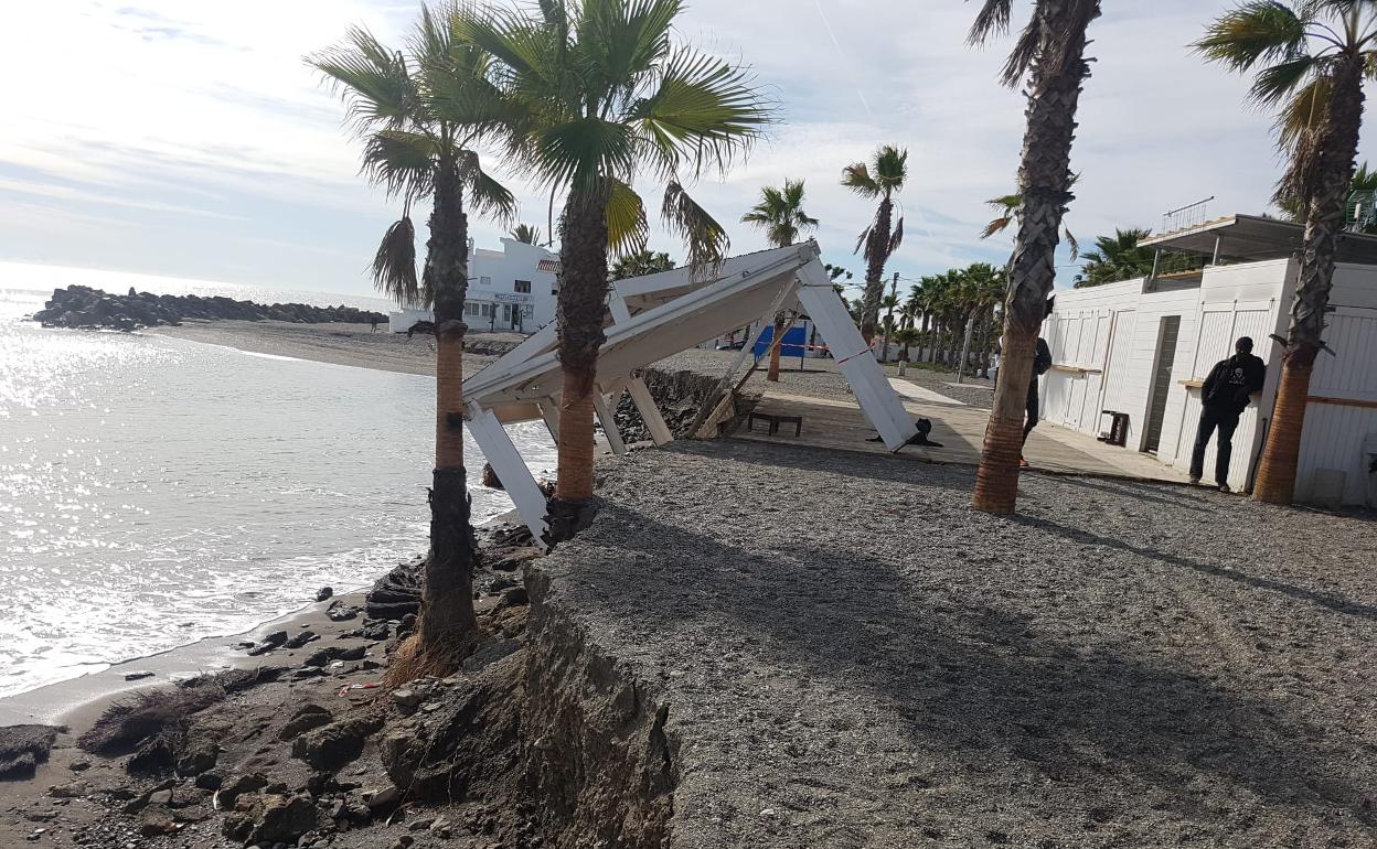 El temporal de poniente causa importantes daños en un chiringuito en Torre del Mar
