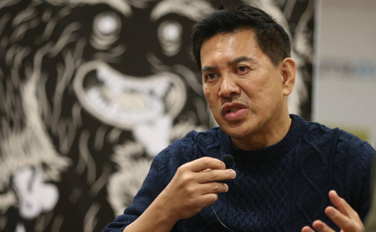 El director Brillante Mendoza, durante la entrevista con SUR en el Rectorado de la UMA.