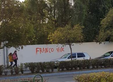 Imagen secundaria 1 - Arriba, pintada en la plaza de la Marina, debajo a la izquierda, en la avenida de Pescia, y a la derecha, en la plaza de Andalucía de Nerja. 