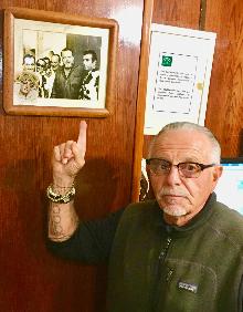 Imagen secundaria 2 - Arriba, el actor y motero George Christie, en el mercado de Atarazanas. Abajo, junto a la catedral de Málaga y señalando una foto de Orson Welles en La Farola de Orellana.