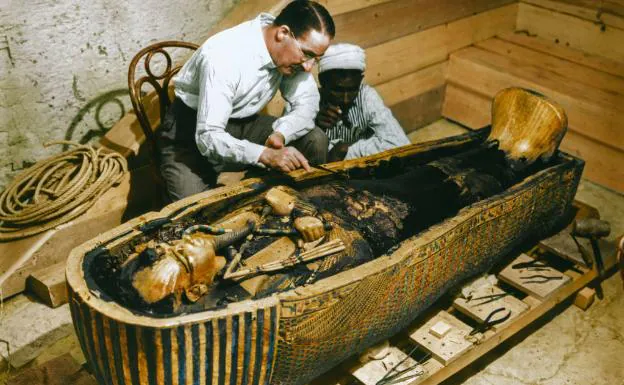 Howard Carter analiza con un ayudante el sarcófago de Tutankhamón poco después del hallazgo 
