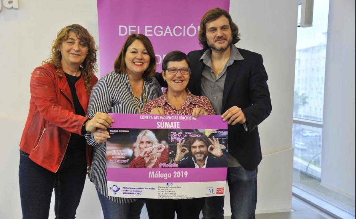 Andrea Barbota, Natacha Rivas, Carmen Martín y Salva Reina, con uno de los carteles