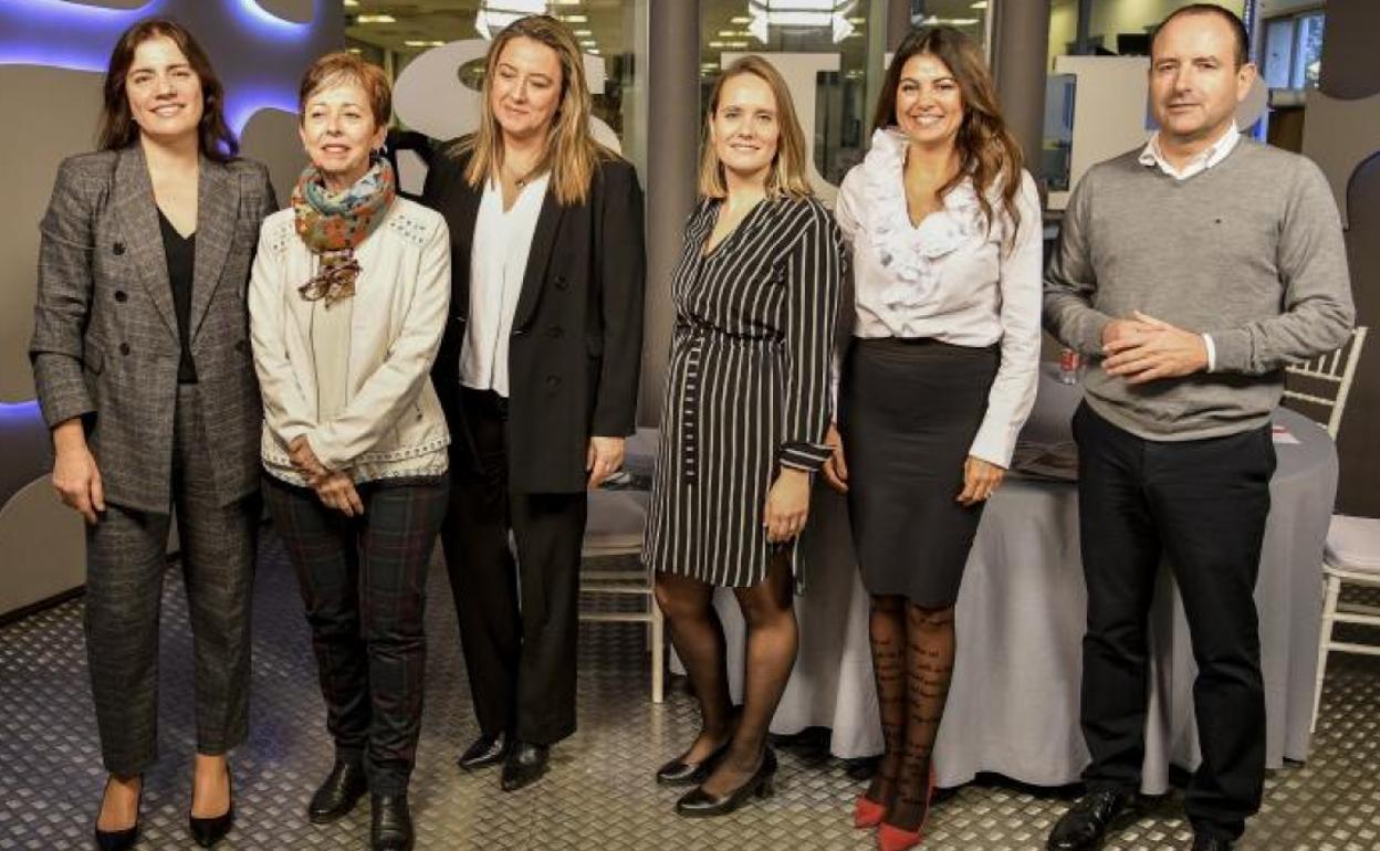 Ana Barreales, Isabel Jiménez, Clara Báez, Elena Ribelles, Nuria Rodríguez y Manuel Castillo, antes de la mesa técnica.