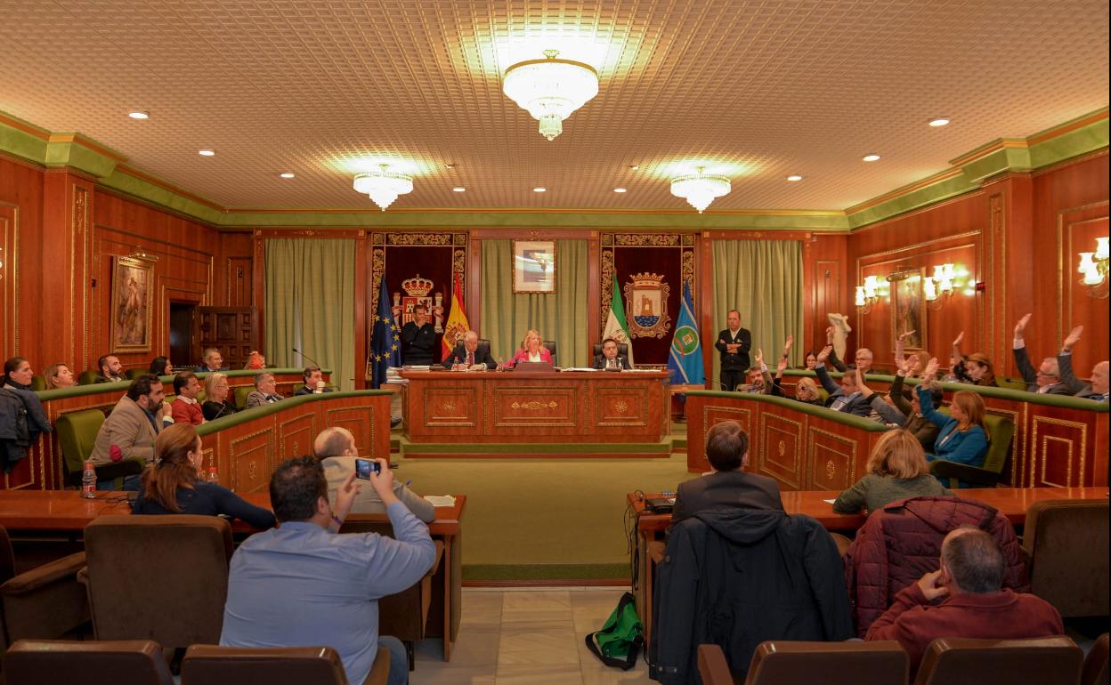 Los concejales de la oposición votan en contra de la aprobación inicial de los presupuestos para 2020. 