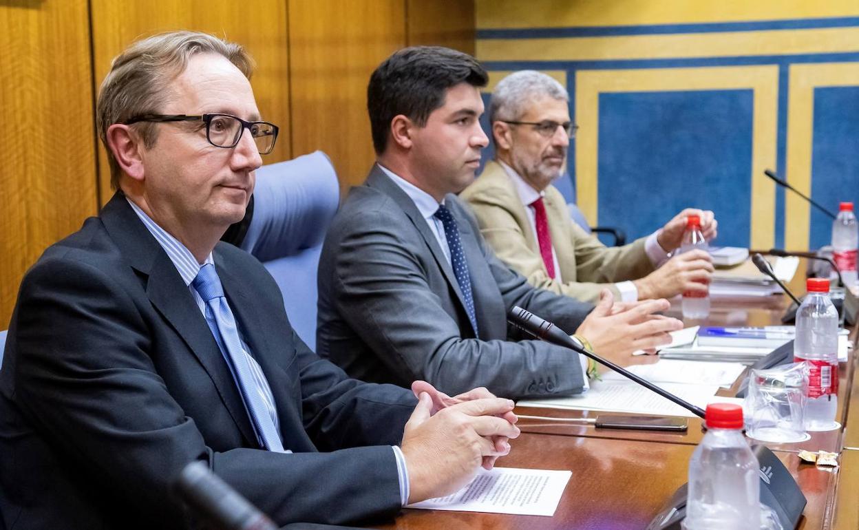 El exconsejero de Empleo de la Junta de Andalucía Manuel Recio (i), junto al presidente de la comisión, el diputado de Ciudadanos Enrique Moreno 