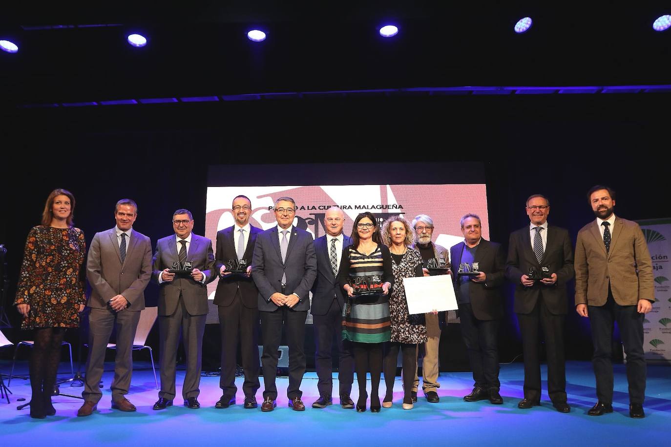 Todos los premiados en la gala del II Premio a la Cultura Malagueña Antonio Garrido Moraga posan en una foto de familia.