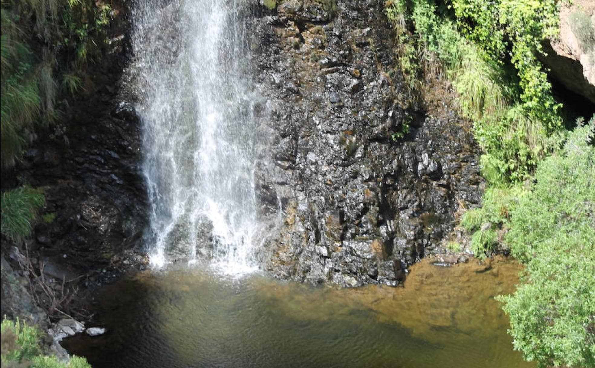 Salto de agua en el Sendero de las Cascadas.